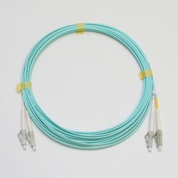40G光パッチコード GI50 OM4 2芯メガネ LC-LC 2m アクア
