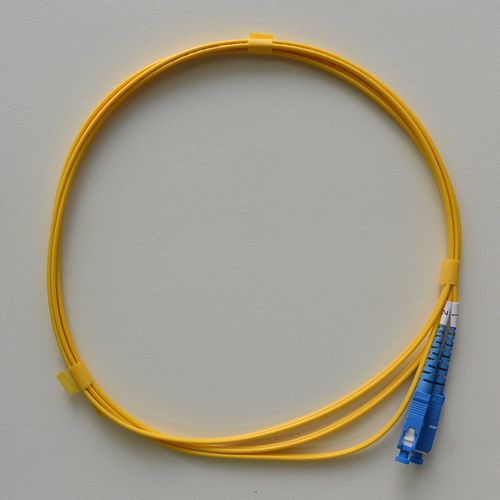 シングルモード光パッチコード 2芯メガネ 片端SC 3m 黄色