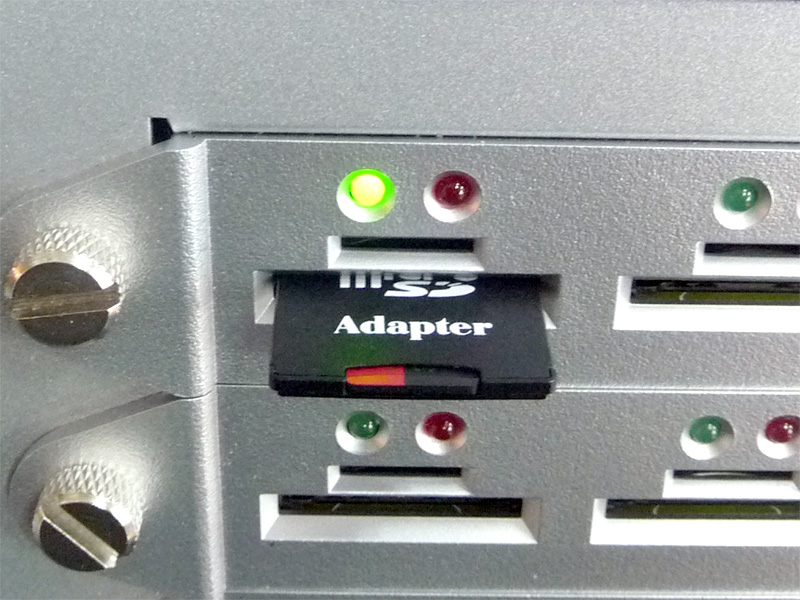 SDカード挿入画像