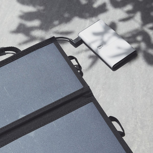 モバイルソーラー充電器/2.4A出力/USB-Aメス2ポート/おまかせ充電搭載/micro-Bケーブル同梱/Type-C変換アダプタ付属/ブラック