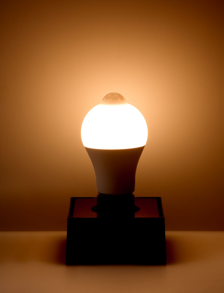 センサー付きLED電球 40W 電球色相当