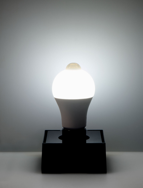 センサー付きLED電球 60W 昼光色相当