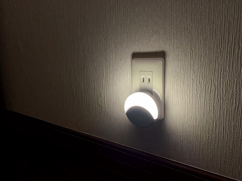 LEDセンサー付きライト コンセント式/フラット明暗センサー