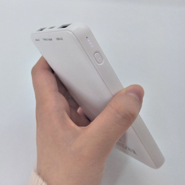 10000mAh モバイルバッテリー 2.4A急速充電 USB2ポート出力 2台同時充電 残量表示 非常用LEDライト搭載 Android iPhone iPad 多様なデバイスに対応 PSE認証 ホワイト