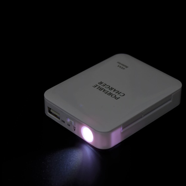 単3形電池を使えるUSB電池パック ホワイト