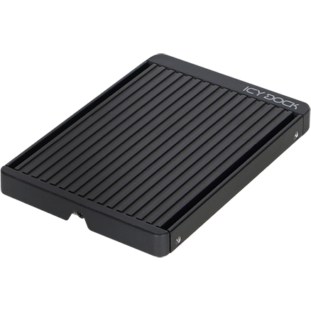 ICYDOCK　M.2 NVMe SSD から 2.5 インチ U.2 SSDへ変換コンバータ