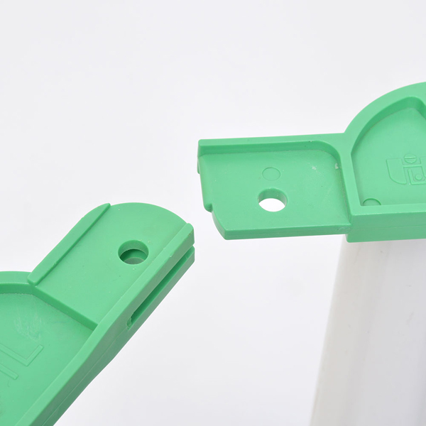 カーブも段差も使える連結式ローラーコンベア