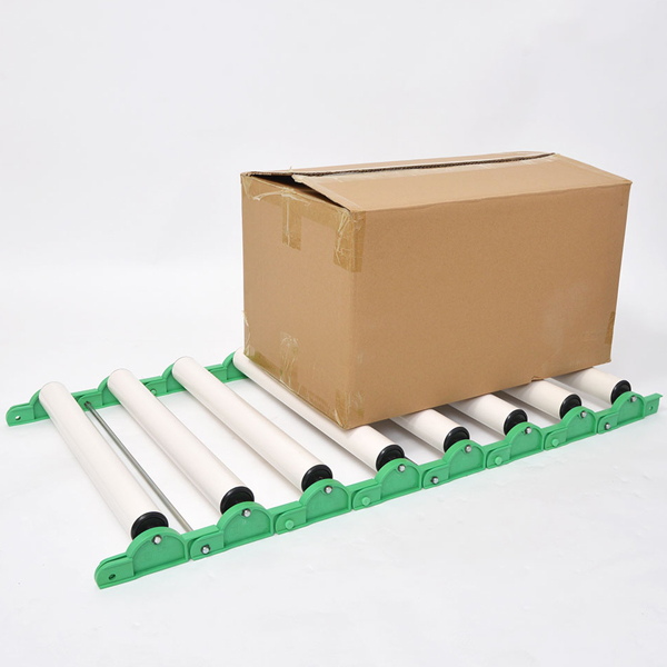 カーブも段差も使える連結式ローラーコンベア