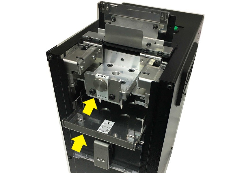 HDD破壊ツールとトレイをSTPN-30に挿入