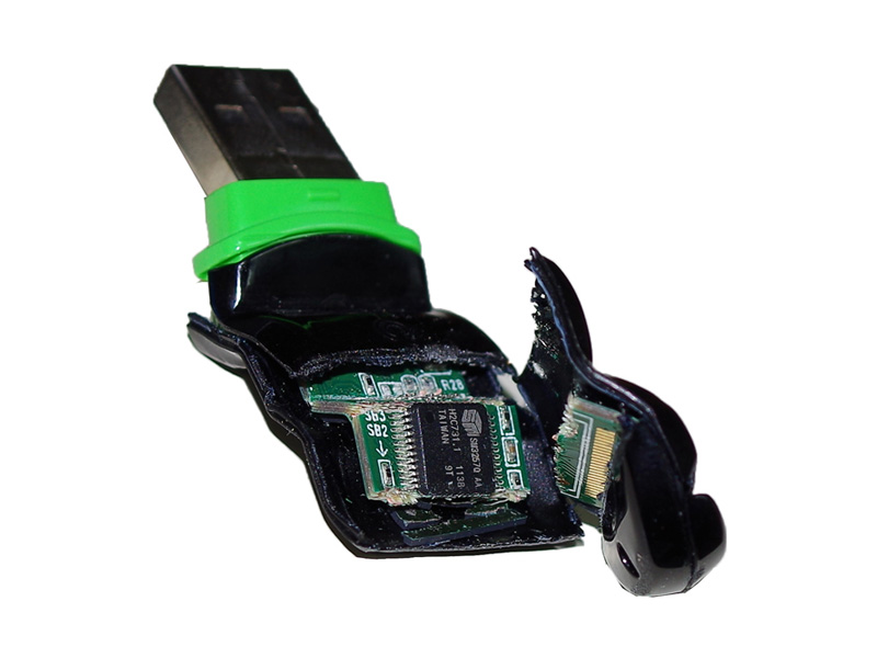 破壊したUSBメモリ画像