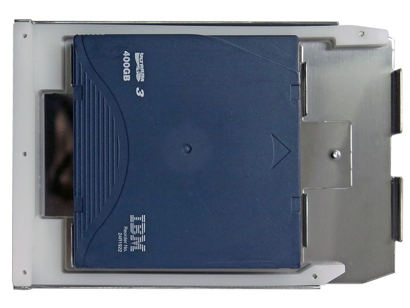 磁気テープ(LTO)をテープ破壊トレイにセット