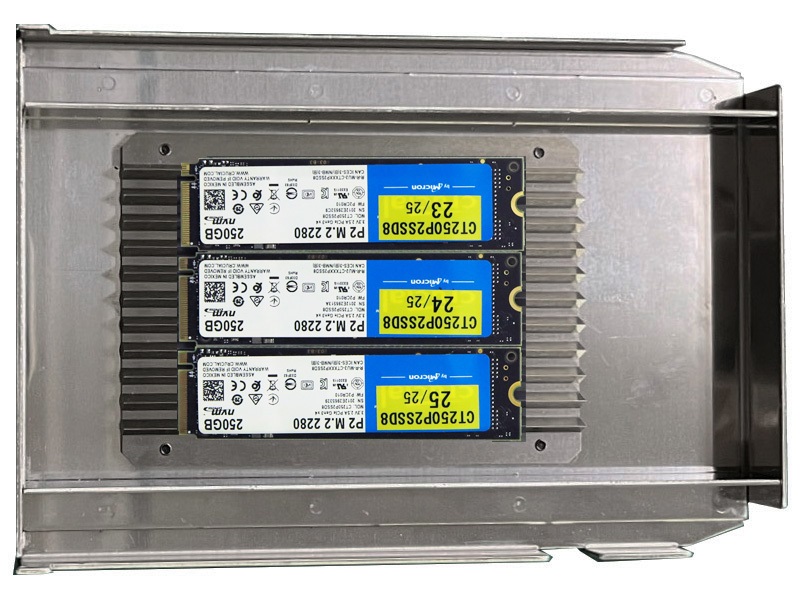 M.2 SSDメモリをM.2破壊トレイにセット
