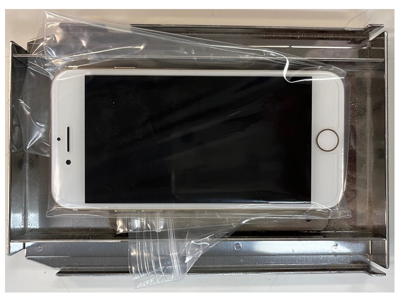 スマホをスマホ破壊トレイにセット