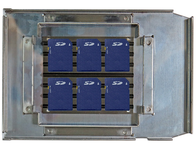 SDカードをトレイにセット