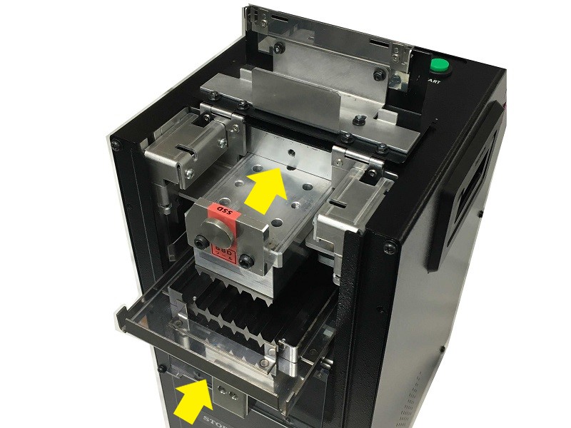 SSD破壊ツールとトレイをSTPN-30に挿入