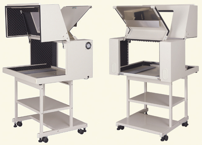 メンテナンスがしやすい前後の大きな扉、油圧ダンパーで開閉もスムーズ。