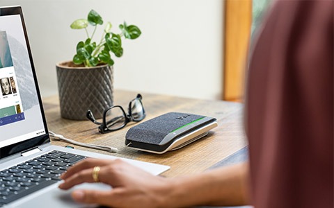 Poly Sync 20 �X�s�[�J�[�t�H��