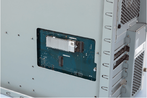 �Ǝ��݌v�̃}�U�[�{�[�h�ɂ��A�T�C�h�p�l������M.2 SSD�̌������\���B�]�����f���ł́AM.2 SSD�������ɃO���t�B�b�N�X�{�[�h�̎��O�����K�v�ň����Â炢�Ƃ����A�ڋq�̐��𔽉f�����݌v�ɂȂ��Ă���B